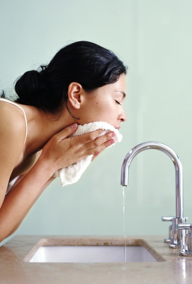 نظفي وجهك جيدا