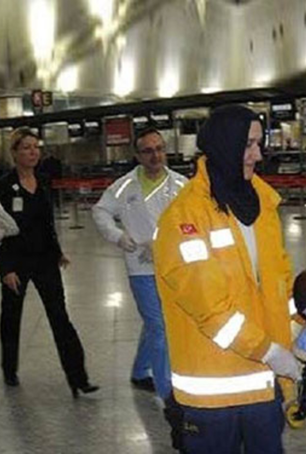 الفريق الاسعافي ينقل الطفل المتوفي