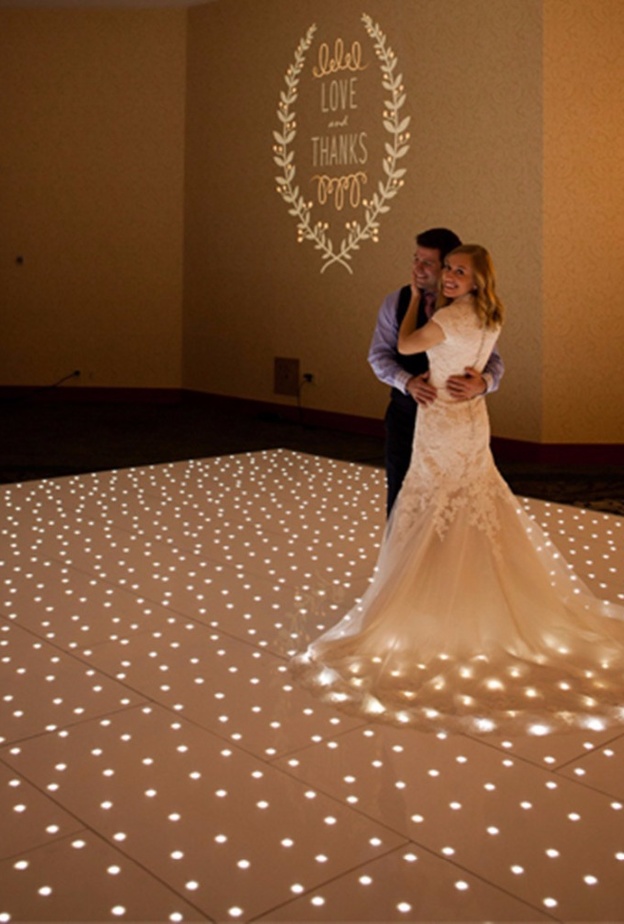 رقصة العرسان على حلبة الرقص