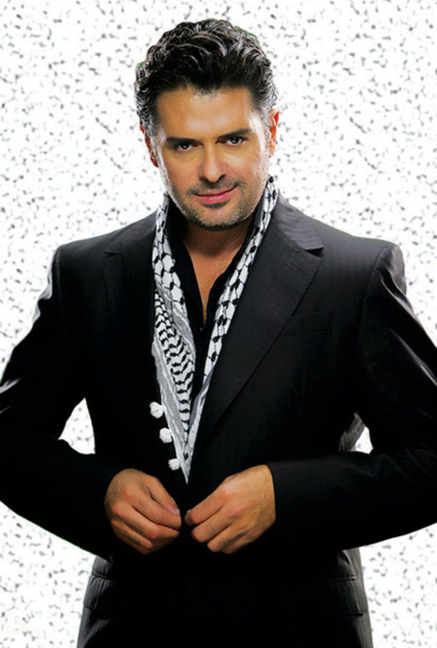 أضاف راغب علامة لمسات شرقية لاطلالاته الأنيقة من خلال الكوفية