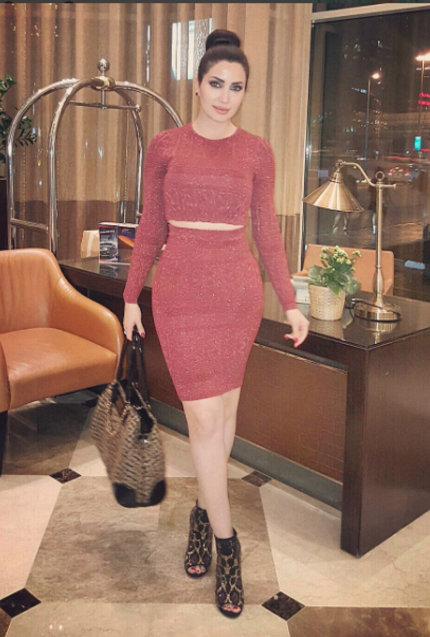 نسرين طافش بحقيبة ملفتة 