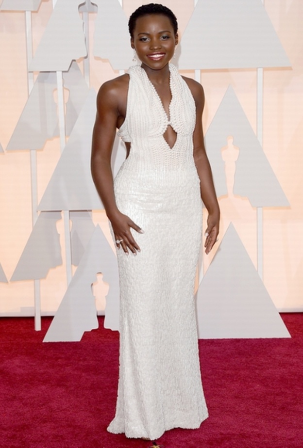 فستان لوبيتا نيونغو عام 2015 من كالفين كلاين بسعر 140 الف دولار