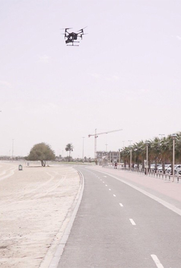شرطة دبي تُسير "طائرات دون طيار" للتحقق من تطبيق قرار الإغلاق المؤقت للشواطئ العامة 