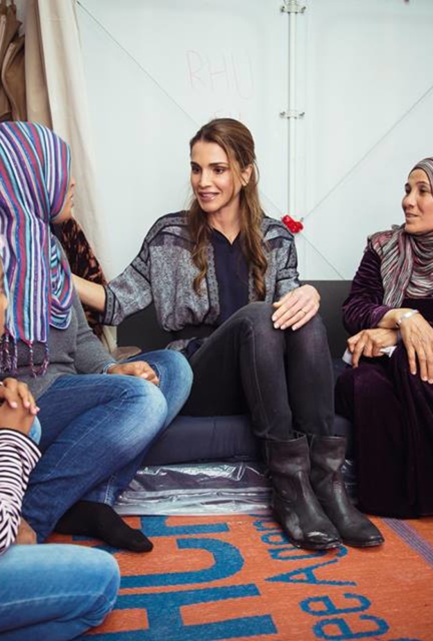 الملكه رانيا مع لاجئات سوريات