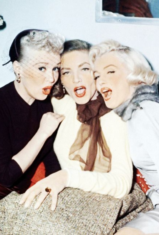صورة تجمع ما بين الممثلة مارلين مونرو، لورين باكال، بيتي جرابل