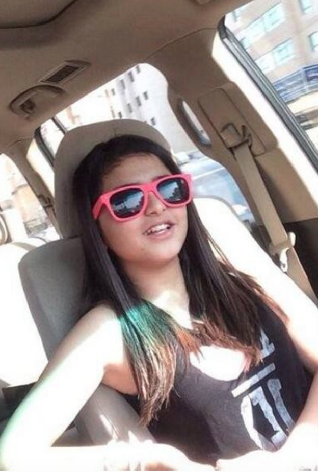 تتفنن بالكسسوارات الملونة والحيوية