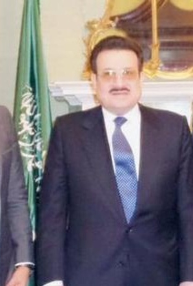 اعضاء فريق العمل بصحبة سفير المملكة