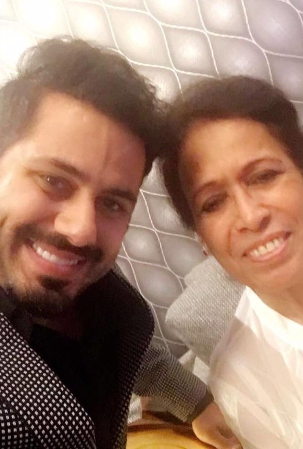 سيلفي عبدالله بوشهري مع حياة الفهد خلال تكريمه في الكويت بالأمس