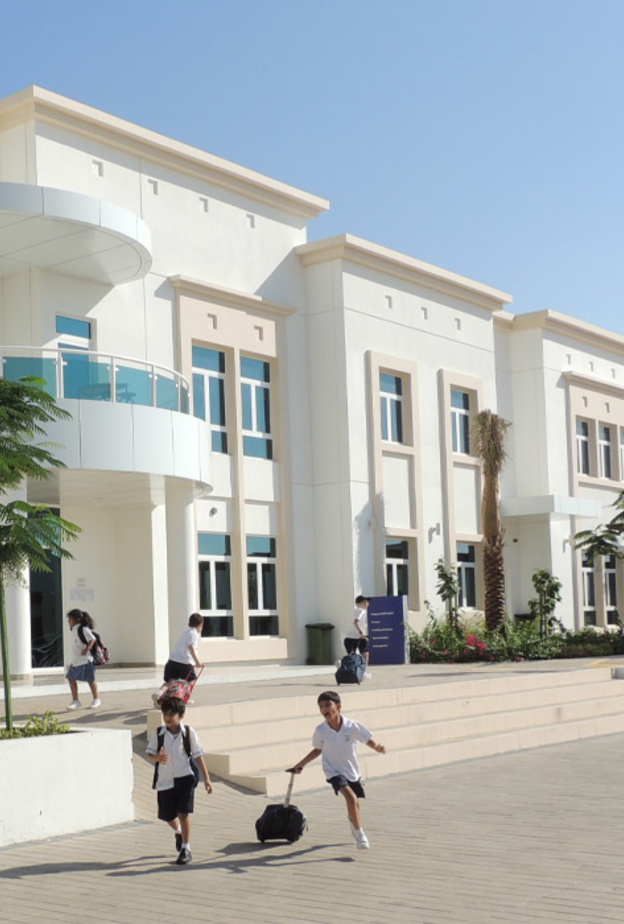 تطبيق التعليم الهجين للطلبة من خلال الجمع بين التعليم التقليدي أو الواقعي في الإمارات