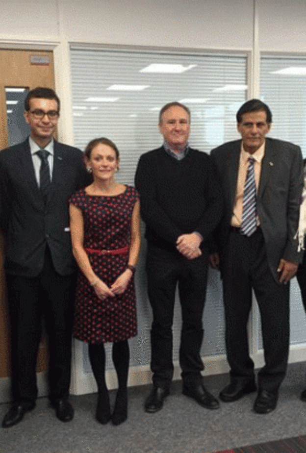 أهل شيماء مع أستاذة الجامعة 