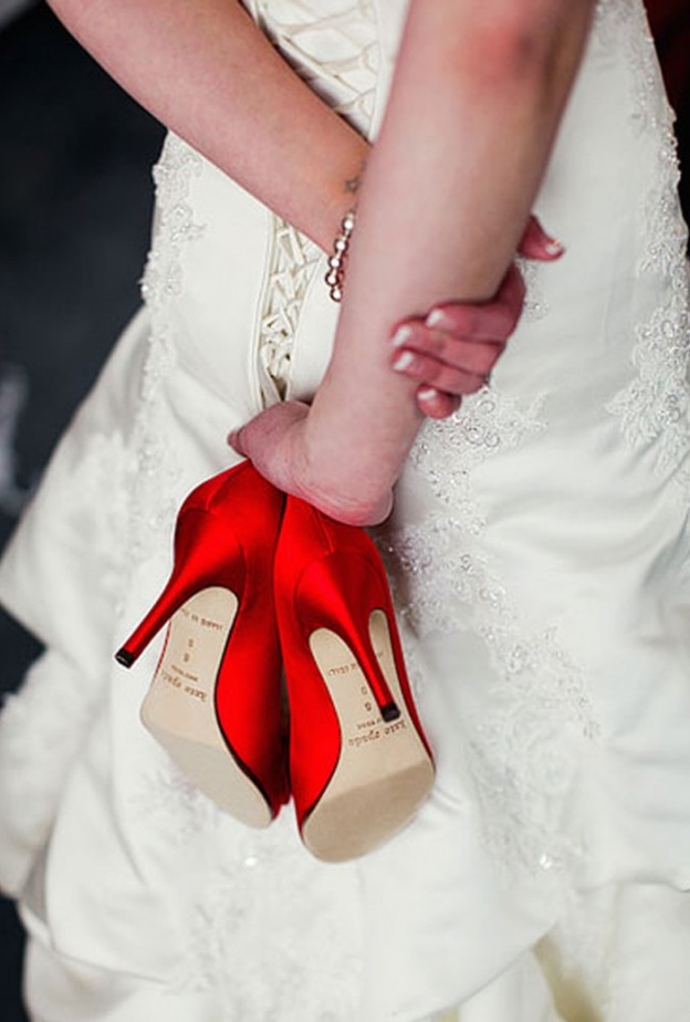 لاطلالة متميزة اختاري الحذاء الأحمر مع فستان الزفاف