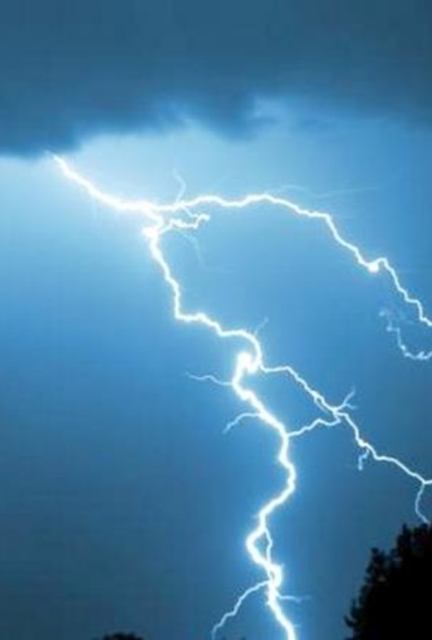 تزامناً مع هطول الأمطار في المملكة.. كيف تتفادون الصواعق؟