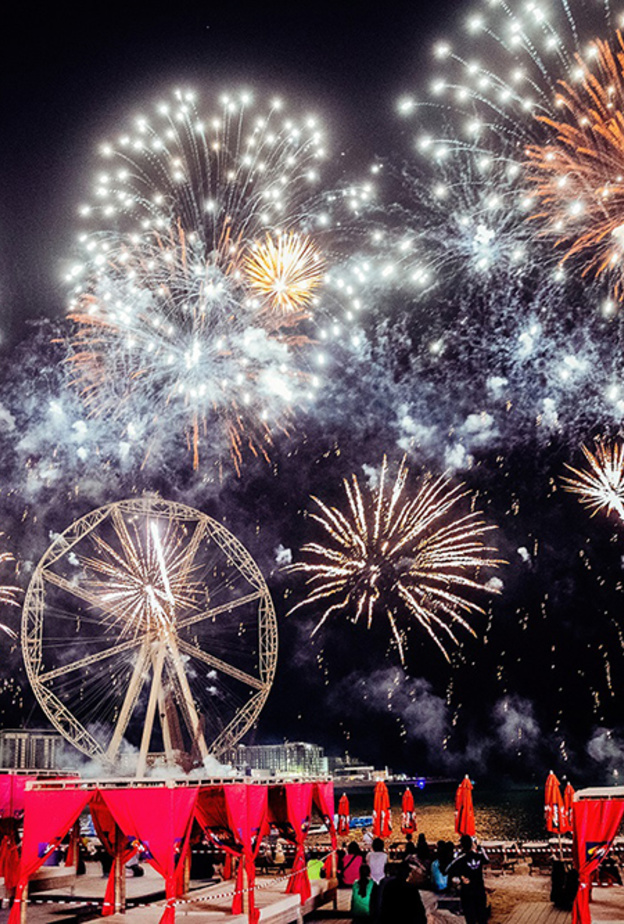 الألعاب النارية والرقصات التراثية في احتفالات "ذا بييتش" في اليوم الوطني للإمارات