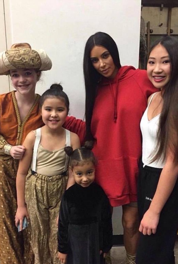 كيم كارداشيان تصطحب ابنتها نورث لأحد عروض الباليه في لوس أنجلوس بالأمس