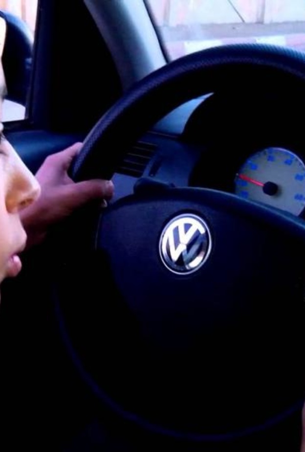 قيادة الطفل للسيارة جريمة يعاقب عليها والداه 