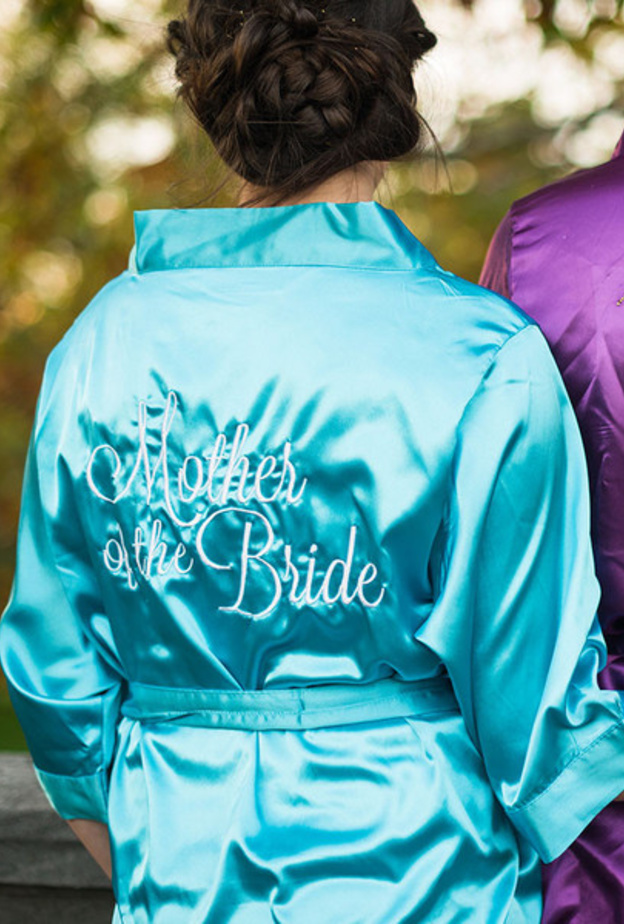 روب خاص يحمل اسم والدة العروس