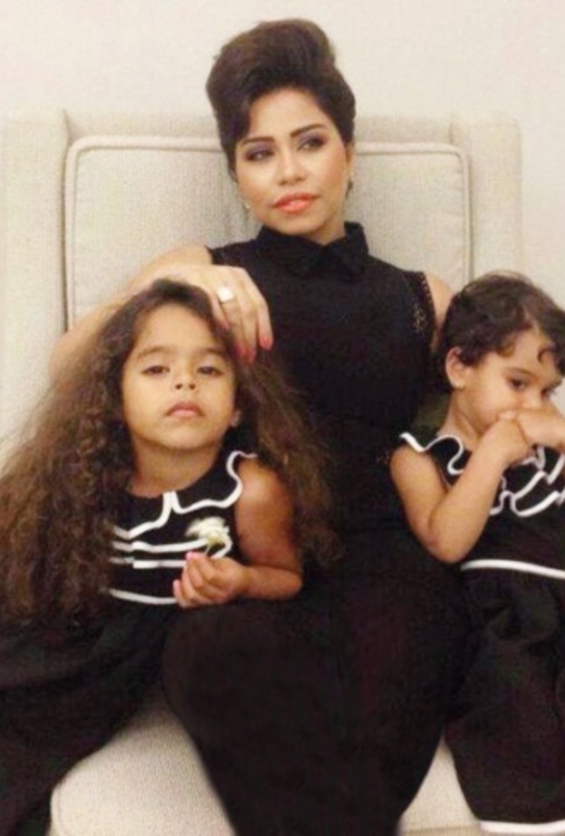 شيرين عبدالوهاب مع طفلتيها هنا ومريم