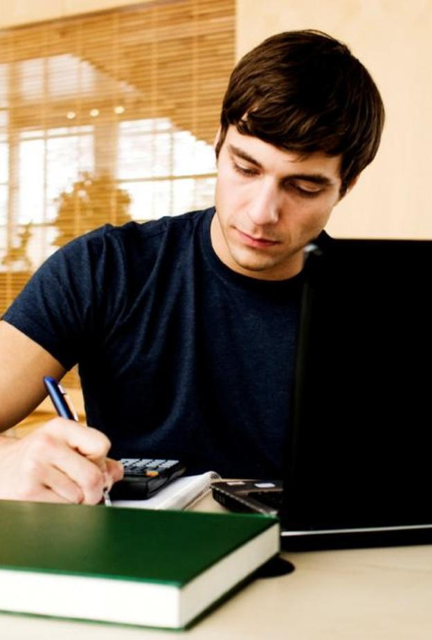 بالفيديو: إبن يفاجئ والديه قبل بيع منزلهما في مزاد علني!