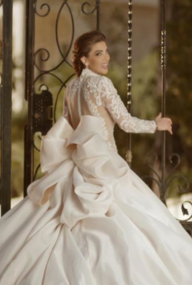 هذا هو فستان زفاف دينا حايك!
