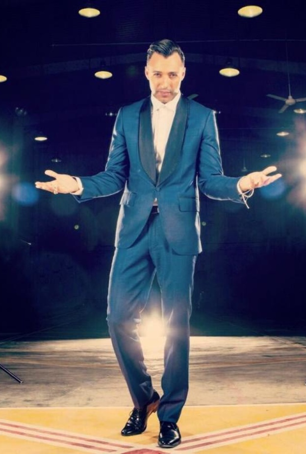 يختار البدلات بالقصّات العصرية