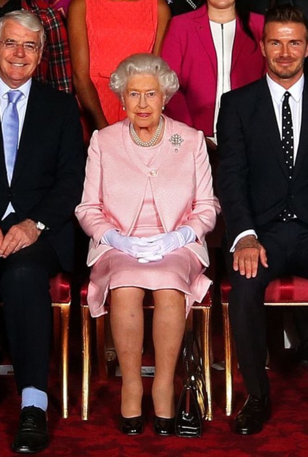 ديفيد بيكهام بجانب الملكه
