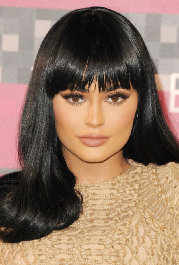 كيلي جينر بالشعر الاسود