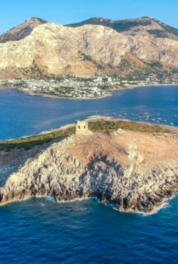 جزيرة إيطالية للبيع بمليون يورو فقط!