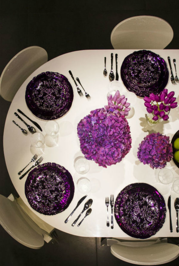 رشة لونية جميلة بالزهور والاطباق على المائدة الرمضانية.