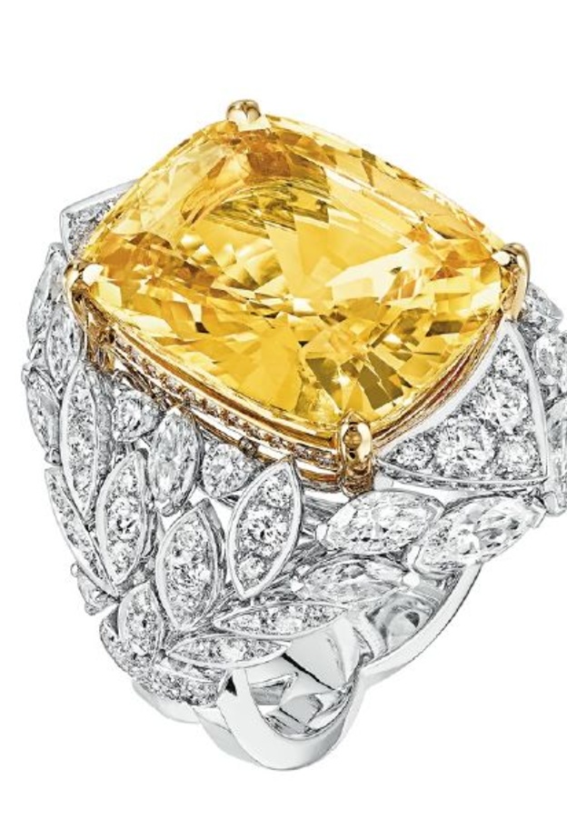 خاتم شانيل مرصعا بالياقوت الأصفر والماس