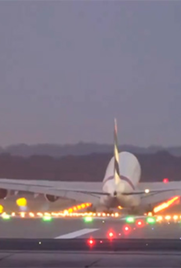 "امسكني إذا استطعت" .. رد طيران الإمارات على السيارة التي تلاحقها!