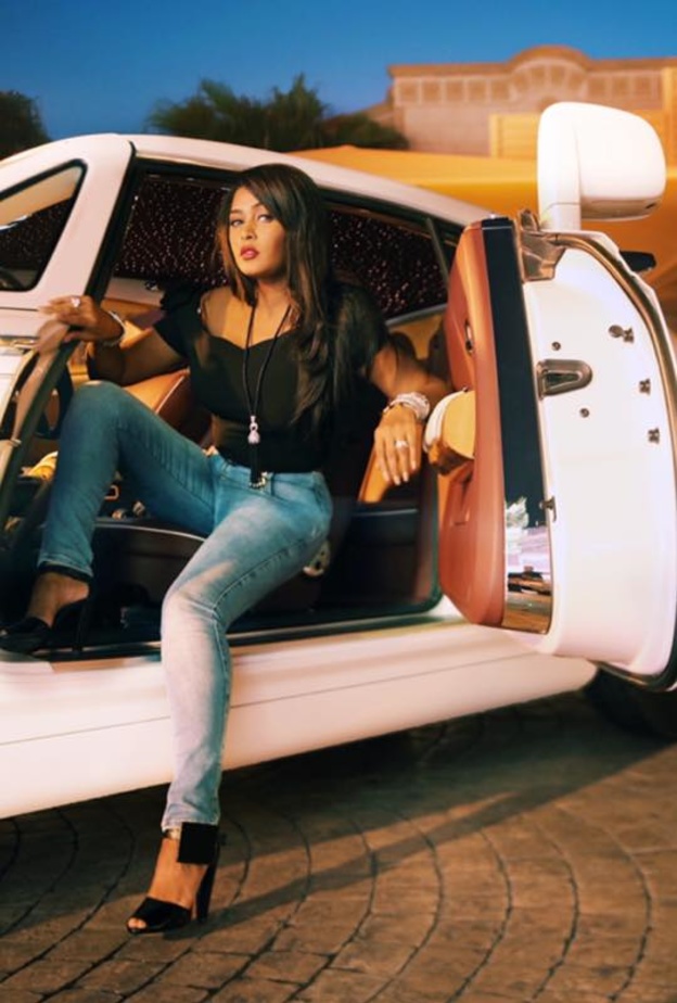 الفنانة وعد داخل سيارتها