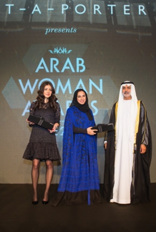 الشيخ نهيان بن مبارك آل نهيان يسلم جائزة الطاقة للدكتورة نوال الحوسني 