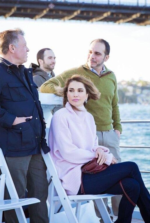 الملكة رانيا بصحبة زوجها الملك عبد الله وأشقائه في جولة بالقارب خلال رحلتهم في سيدني