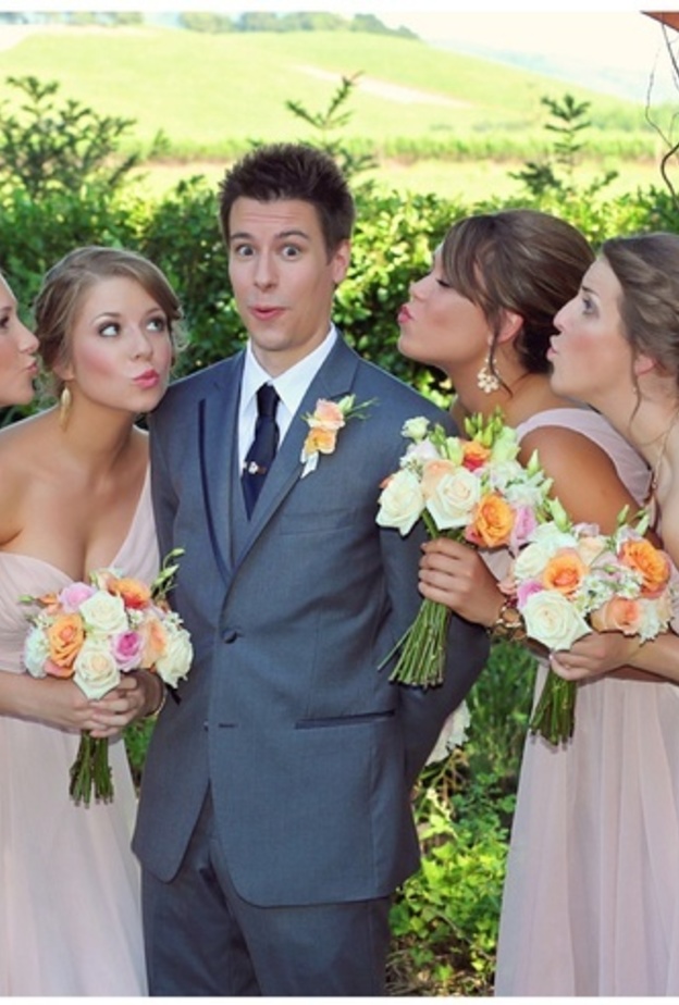 العريس محاط بالوصيفات