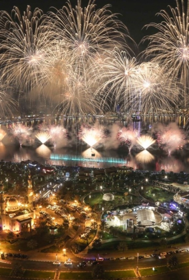 أضخم عرض للألعاب النارية لاستقبال العام الجديد في واجهة المجاز المائية بالشارقة