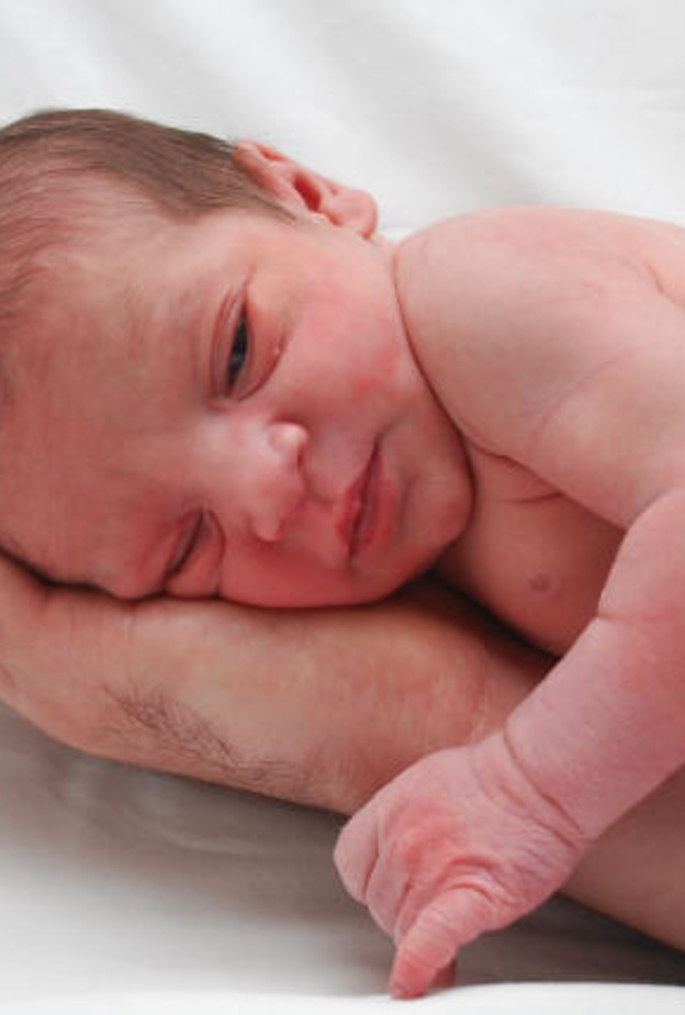 أم تقتل طفلتها خنقاً بعد ساعة من ولادتها!