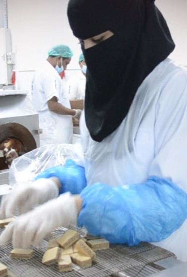 دخول المرأة في وظائف المصانع زاد من فرص عملها