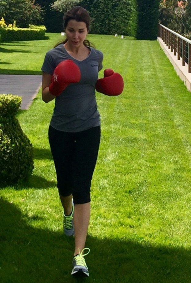 النجمة نانسي عجرم تمارس رياضة الملاكمة