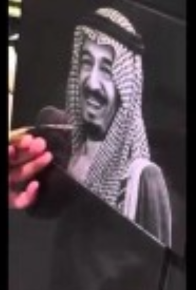 صورة الملك سلمان على لوح الرخام