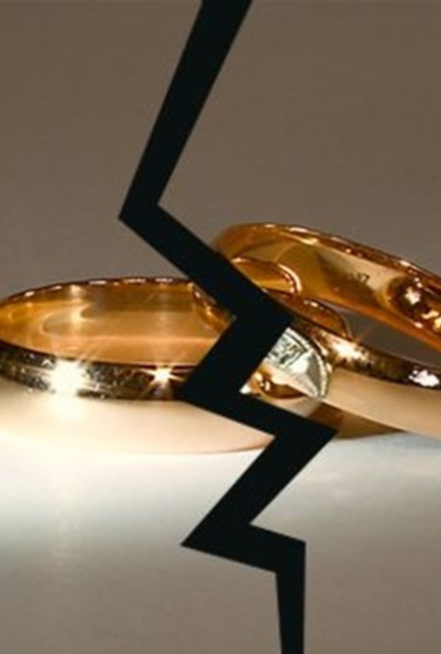 امراة تطلب الخلع من الزوج بسبب وسامته!