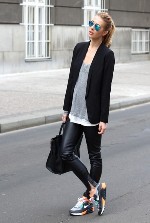 لوك كاجوال بسيط مع حذاء رياضي ملون وسترة