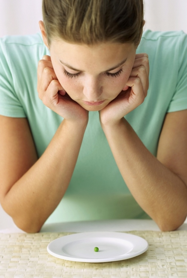 التجويع يدفع الى التهام كميات كبيرة من الطعام لاحقا والى زيادة الوزن بدلا من انقاصه