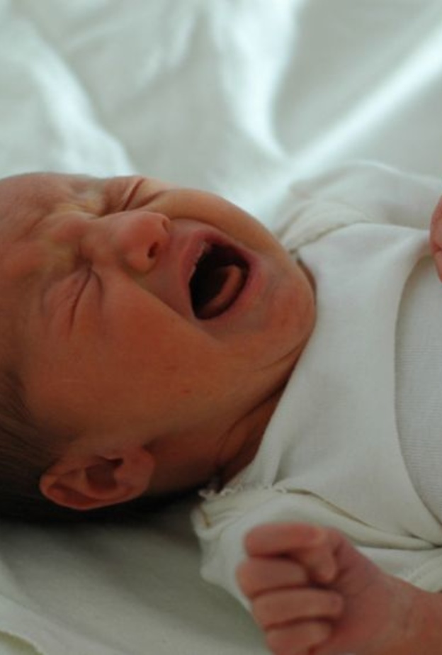 رضيع ينبض قلبه في مغسلة الاموات