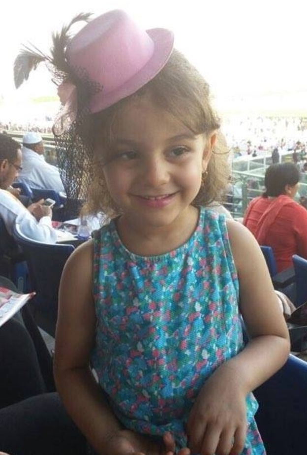 الطفلة حنين هشام في إطلالة خلابة في كأس دبي أمس