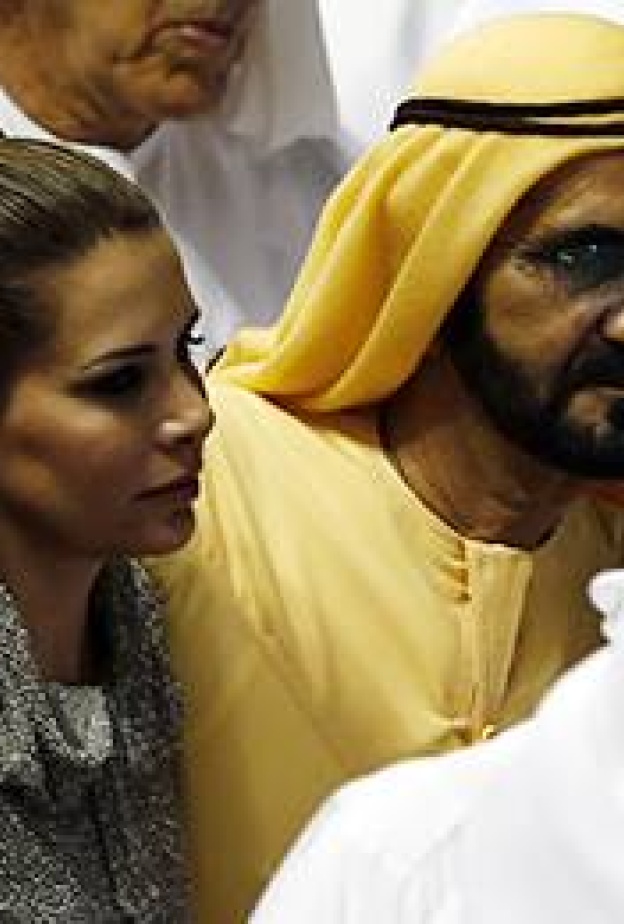 الشيخ محمد بن راشد آل مكتوم في لحظة رومانسية مع زوجته الأميرة هيا بنت الحسين خلال كأس دبي العالمي بالأمس