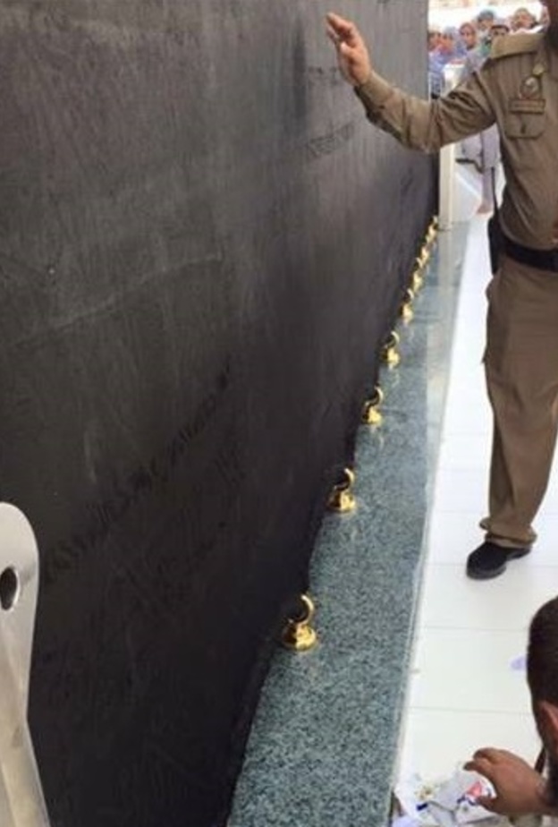 ستار الكعبة بعد التثبيت