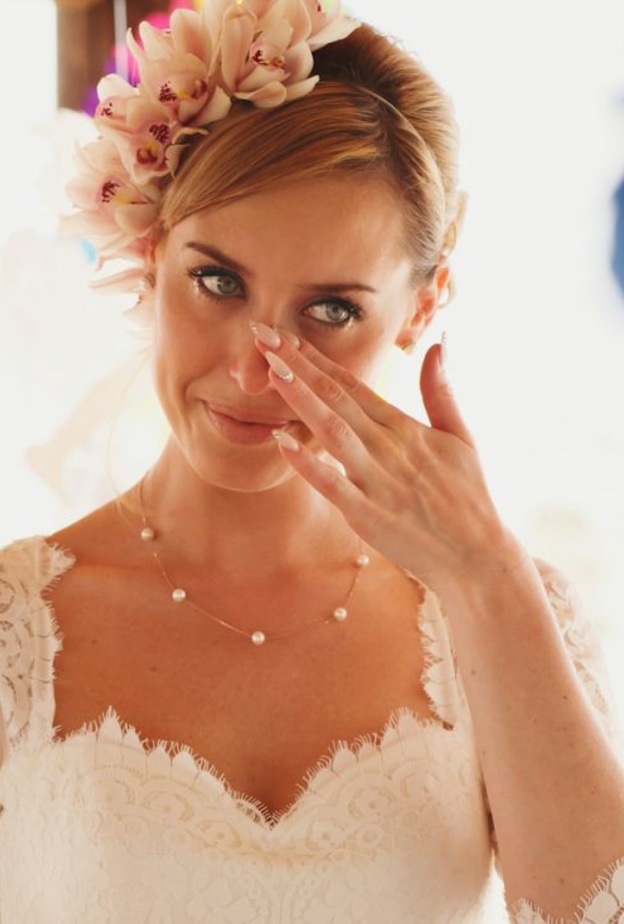 كل عروس تبكي في حفل زفافها