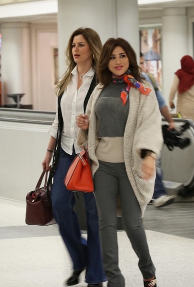 نجوى كرم متألقة في المطار 