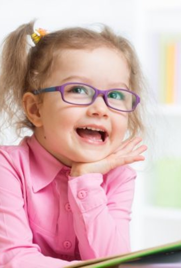 10 علامات تؤكد ضعف بصر طفلك .. انتبهي لها جيدا