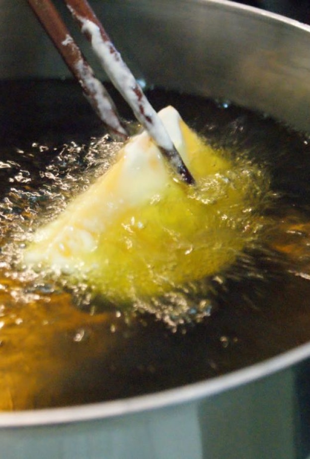 عاملة منزل تحرق فتاة صغيرة بزيت القلي